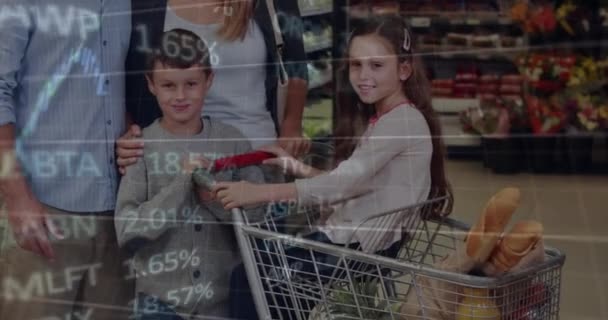 Анімація Обробки Фінансових Даних Над Портретом Щасливих Сімейних Покупок Супермаркеті — стокове відео
