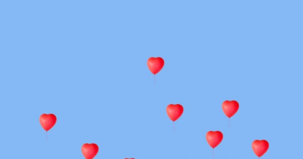 多个数字红心形气球的动画喜欢在蓝色背景上漂浮的图标 全球在线社交媒体概念数字生成的图像 — 图库视频影像
