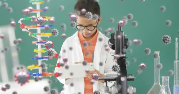 Animasjon Coronavirus Celler Som Strømmer Mannlig Laboratoriearbeider Ved Hjelp Nettbrett – stockvideo