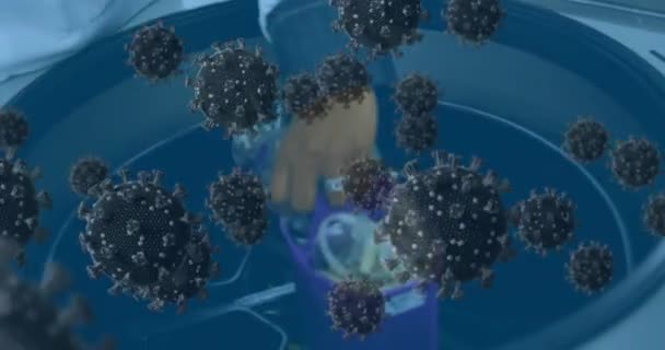 Animação Células Coronavírus Fluindo Sobre Uma Trabalhadora Laboratório Examinando Amostras — Vídeo de Stock