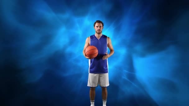 男性篮球运动员在蓝色背景下持球的数字合成视频 运动健美概念数码复合材料 — 图库视频影像