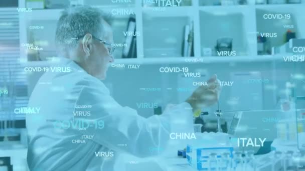 Animering Ord Virus Och Covid Flödar Över Manlig Laboratoriearbetare Undersöka — Stockvideo
