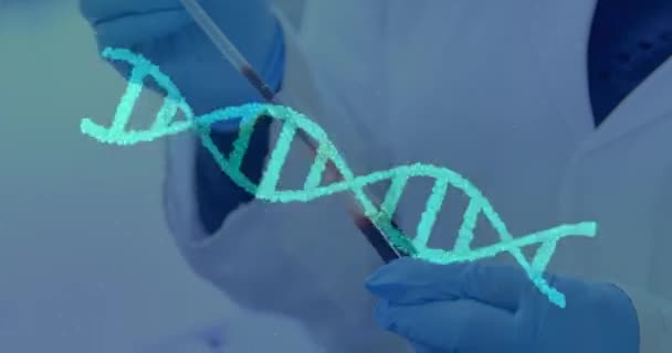 Laboratuvarda Çalışan Laboratuvar Önlüğü Giyen Bilim Adamının Dna Iplikçikleri Üzerinde — Stok video