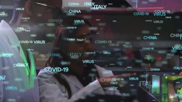 Animação Palavras Virus Covid Fluindo Sobre Uma Visão Dois Trabalhadores — Vídeo de Stock