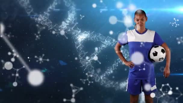 女子足球运动员在3D Dna结构上持球旋转和在蓝色背景下运动的分子结构的数字合成视频 — 图库视频影像