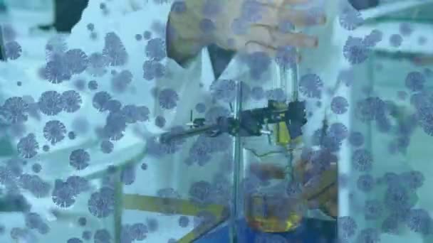 Animacja Komórek Koronawirusowych Przepływających Nad Męskim Pracownikiem Laboratoryjnym Badającym Próbki — Wideo stockowe