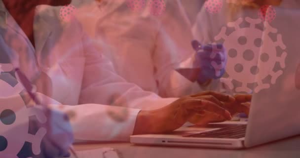 Animaatio Koronaviruksen Soluista Tiedoista Jotka Virtaavat Hänen Kannettavan Tietokoneensa Parissa — kuvapankkivideo