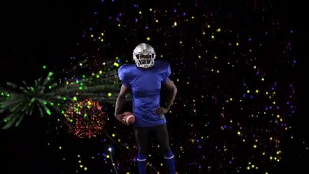 黒人を背景に爆発する複数の花火に対してラグビーボールを保持している男性ラグビー選手のデジタル複合ビデオ スポーツフィットネスコンセプトデジタル複合体 — ストック動画