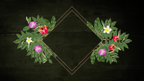 濃い緑色の背景に緑の葉やピンク 黄色や赤の花で飾られたダイヤモンドアウトラインのアニメーション ロマンチックな春または夏の季節の挨拶の背景概念 — ストック動画
