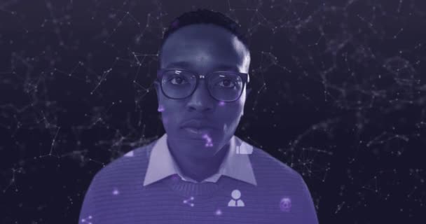 複数の紫のソーシャルメディアアイコンと紫の背景に接続のネットワークを持つ混合レースマンの肖像画のアニメーション グローバルネットワーク接続コンセプトデジタル複合 — ストック動画