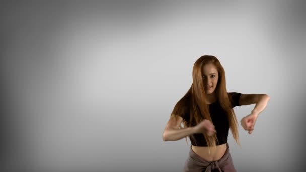 灰色の背景を背景に踊る若い女性のデジタル複合ビデオ 創造的な表現 若さのエネルギー ファッション ダンスの概念 — ストック動画