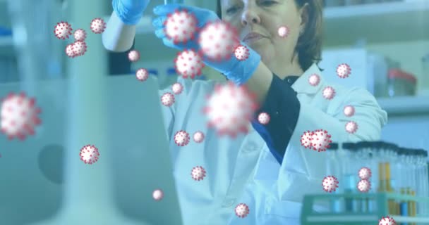 Animación Células Coronavirus Que Fluyen Sobre Una Trabajadora Laboratorio Que — Vídeos de Stock