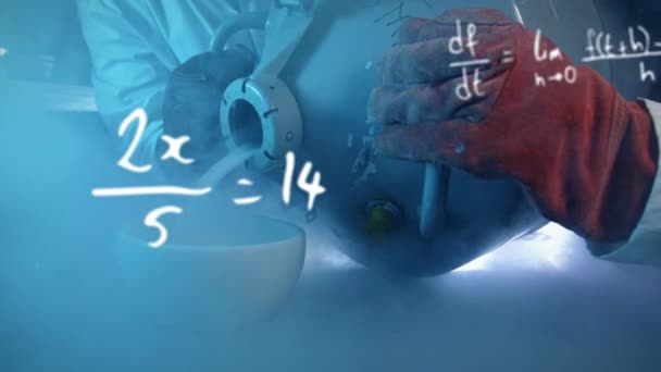 Animaatio Matematiikan Kaavojen Kelluva Yli Näkymä Laboratoriotyöntekijöiden Tutkimuksen Aikana Covid — kuvapankkivideo