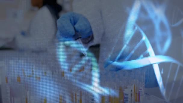 Animazione Filamenti Dna Che Ruotano Una Sezione Centrale Operaio Laboratorio — Video Stock