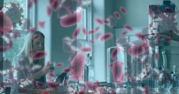 Animazione Delle Cellule Del Sangue Che Scorrono Operaio Laboratorio Donna — Video Stock