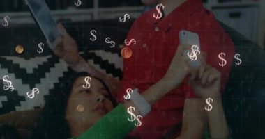 Bitcoin ve Amerikan dolar sembollerinin animasyonu evdeki elektronik cihazları kullanarak şebeke çizgileri üzerinde yüzüyor. Çevrimiçi ağ dijital arayüz konsepti dijital olarak oluşturuldu.