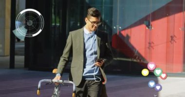 Akıllı telefon ve sosyal medya simgeleri kullanan bir adam hakkında daire şeklinde yazılmış 5G metnin animasyonu. Beşinci nesil mobil telekomünikasyon ağı teknolojisi arayüzü kavramı dijital olarak oluşturuldu.