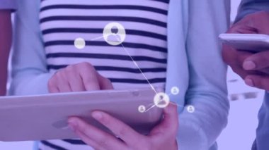 Elektronik cihazlar kullanarak ofis arkadaşlarının orta bölümündeki bağlantı ağının animasyonu. Çevrimiçi ağ dijital arayüz teknolojisi konsepti dijital olarak oluşturuldu.