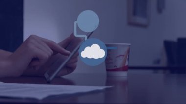 Ofiste dijital tablet kullanan bir kadının orta bölümündeki dijital simgelerin canlandırılması. Çevrimiçi ağ dijital arayüz teknolojisi konsepti dijital olarak oluşturuldu.