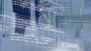 Dijital tablet ve akıllı telefon kullanarak insan üzerinde veri işleme animasyonu. Çevrimiçi ağ dijital arayüz teknolojisi konsepti dijital olarak oluşturuldu.