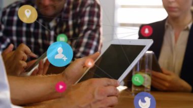 Dijital tablet kullanan meslektaşlar üzerinde dijital simgelerin canlandırılması. Çevrimiçi ağ dijital arayüz konsepti dijital olarak oluşturuldu.