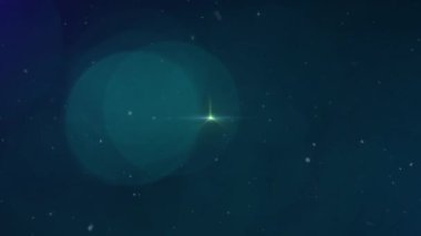 Bokeh ışığının parlayan yeşil noktalarının canlandırılması. Düşen parçacıklar ve koyu bir zemin üzerinde kusursuz bir döngü şeklinde ışıldayan lensler. Işık, renk ve hareket kavramı dijital olarak oluşturuldu.