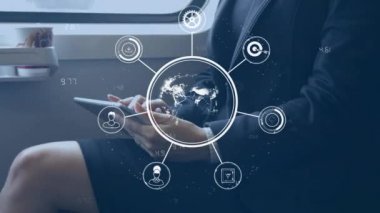 Dijital tabletli kadının orta kesiminde dijital simge ağı olan dünyanın animasyonu. Çevrimiçi ağ dijital arayüz konsepti dijital olarak oluşturuldu.