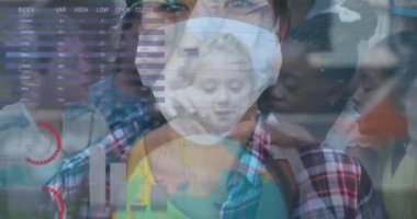 Grafik ve çizelge animasyonları bir dünya ile oynayan okul çocukları ve yüz maskesi takan bir kadın. Coronavirus Covid 19 salgın konsepti dijital olarak üretildi..