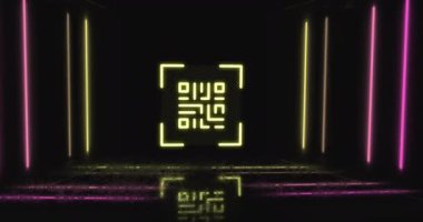 Siyah zemin üzerinde sarı-pembe neon çizgileri olan titreşen sarı QR kodunun animasyonu. Bilgi arayüzü dijital bilgisayar teknolojisi konsepti dijital olarak oluşturuldu.