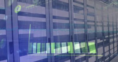 Sunucu odasındaki grafikler ve koronavirüs hücreleriyle dijital arayüzün animasyonu. Dijital ağ teknolojisi güvenlik konsepti dijital olarak oluşturuldu.