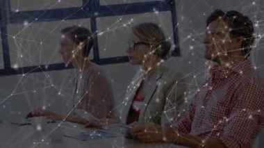 Büroda çalışan insanlar üzerindeki bağlantı ve veri işleme ağının animasyonu. Çevrimiçi ağ dijital arayüz konsepti dijital olarak oluşturuldu.