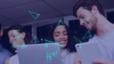 Ofisteki dijital tablet ve dizüstü bilgisayarla titreşen yeşil üçgenlerin animasyonu ve iş arkadaşlarının üzerinde geniş kapsamlı inceleme. Çevrimiçi ağ dijital arayüz teknolojisi konsepti dijital olarak oluşturuldu.