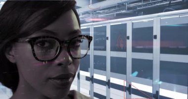 Bilgisayar sunucu odasında gözlük takan Afrikalı Amerikalı bir kadının yakın plan portresi üzerine el yazısıyla yazılmış matematik denklemlerinin ve verilerin animasyonu. Küresel dijital ağ konsepti dijital bileşimi.