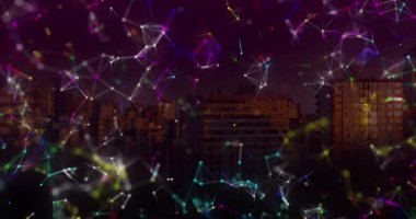 Geceleri modern binalar üzerinde yüzen dijital bağlantı ağının animasyonu. Dijital ağ teknolojisi konsepti dijital olarak oluşturuldu.