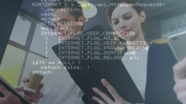 Ofisteki elektronik cihazları kullanarak iş arkadaşlarının veri işleme animasyonu. Çevrimiçi ağ dijital arayüz konsepti dijital olarak oluşturuldu.