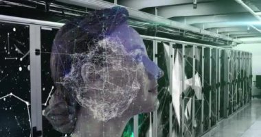 Bilgisayar sunucu odasında kadının profil portresinin üzerinde hareket eden el yazısı denklemleri, moleküller, 3D model, veri ve dijital arayüz animasyonu. Küresel dijital ağ konsepti dijital bileşimi.