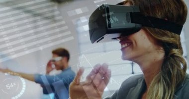 Sanal ekran kullanarak VR kulaklık takan ve arka planda meslektaşı olan gülümseyen kadının veri, grafik ve dijital arayüzünün animasyonu. Küresel dijital ağ konsepti dijital bileşimi.