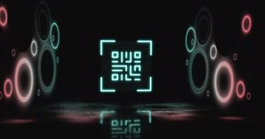 Siyah zemin üzerinde yeşil ve pembe neon halkalar olan titreşen yeşil QR kodunun animasyonu. Bilgi arayüzü dijital bilgisayar teknolojisi konsepti dijital olarak oluşturuldu.