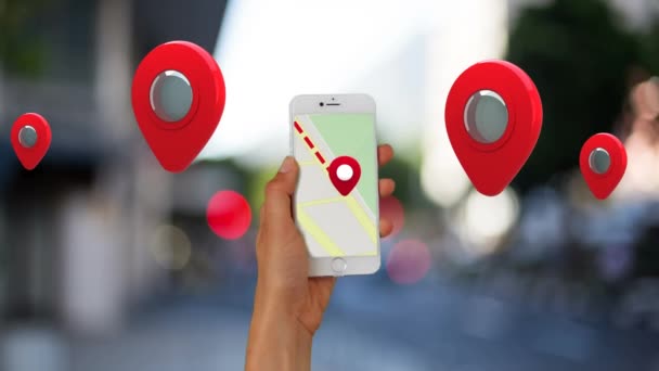 Animacja Kobiety Pomocą Smartfona Mapą Ekranie Wieloma Czerwonymi Pinami Lokacyjnymi — Wideo stockowe