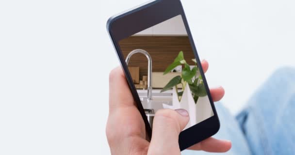 Animazione Persona Usando Smartphone Con Interni Cucina Casa Visualizzati Sullo — Video Stock