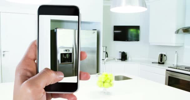 Ekranda Gösterilen Mutfağı Içerisindeki Akıllı Telefonu Kullanan Kişinin Animasyonu Çevrimiçi — Stok video