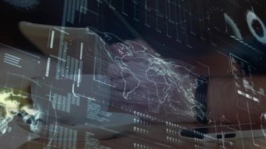 Dijital tablet kullanılarak insan üzerinde dünya haritasıyla veri işleme animasyonu. Çevrimiçi ağ dijital arayüz konsepti dijital olarak oluşturuldu.