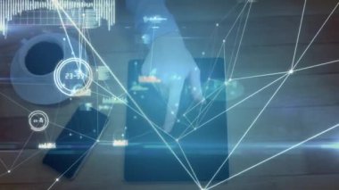 Dijital tablet kullanan insanın orta kesiminde bağlantı ve veri işleme ağının animasyonu. Çevrimiçi ağ dijital arayüz konsepti dijital olarak oluşturuldu.