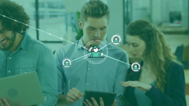 Ofisteki bilgisayar, dijital tablet ve akıllı telefon kullanan iş arkadaşlarının dijital simge ağının animasyonu. Çevrimiçi ağ dijital arayüz teknolojisi konsepti dijital olarak oluşturuldu.