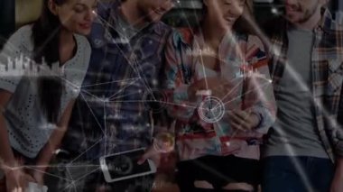 Akıllı telefon ve gülümseyen arkadaşlar üzerinden bağlantı ağının animasyonu. Çevrimiçi ağ dijital arayüz teknolojisi konsepti dijital olarak oluşturuldu.