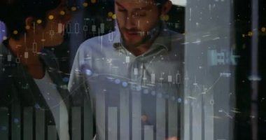 Grafiklerin, verilerin ve dijital arayüzün animasyonu tartışmada ve el sıkışmada erkek ve bayan meslektaşlar. Küresel dijital iş ve finans ağı dijital bileşimi.