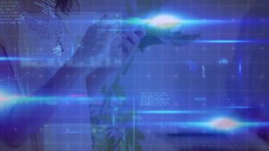 Dijital tablet ve akıllı telefon kullanılarak ofis arkadaşlarının orta bölümündeki veri işleme animasyonları. Çevrimiçi ağ dijital arayüz konsepti dijital olarak oluşturuldu.