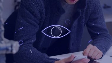 Ofiste akıllı telefon kullanan adamın dijital simgelerinin canlandırılması. Çevrimiçi ağ dijital arayüz teknolojisi konsepti dijital olarak oluşturuldu.