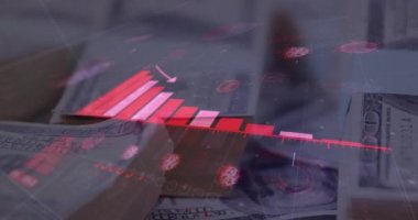 Banknotlar üzerinde dijital arayüz grafikleri, istatistikler ve koronavirüs Covid 19 hücrenin animasyonu. Dijital olarak üretilen küresel koronavirüs pandemik konsepti.