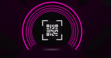 Pembe arkaplanda pembe neon halkalar olan titreşen beyaz QR kodunun animasyonu. Bilgi arayüzü dijital bilgisayar teknolojisi konsepti dijital olarak oluşturuldu.